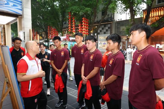 我是说，每一个导演在某种程度上都这样，但是塞吉奥是那种导演和美工师的结合型导演。